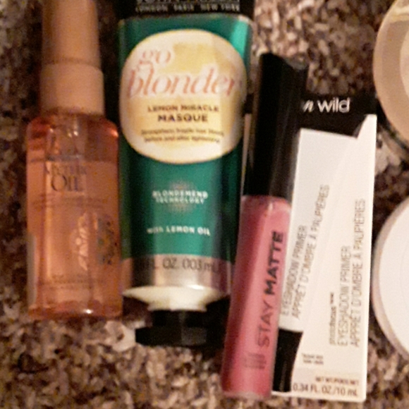 Assorted cosmetics - Picture 2 of 4